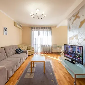 Апартаменты On Triokhsviatytelska, Киев